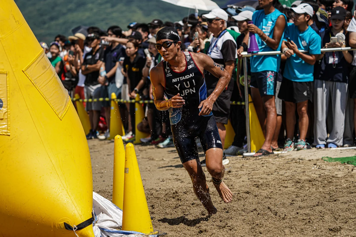 トライアスロンでスイムから上がる選手